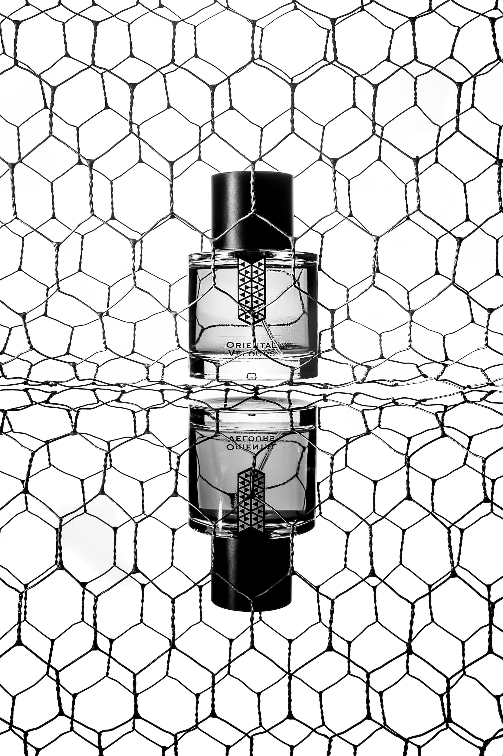 Oriental Velours Les Indémodables perfume bottle reflected in a mirror